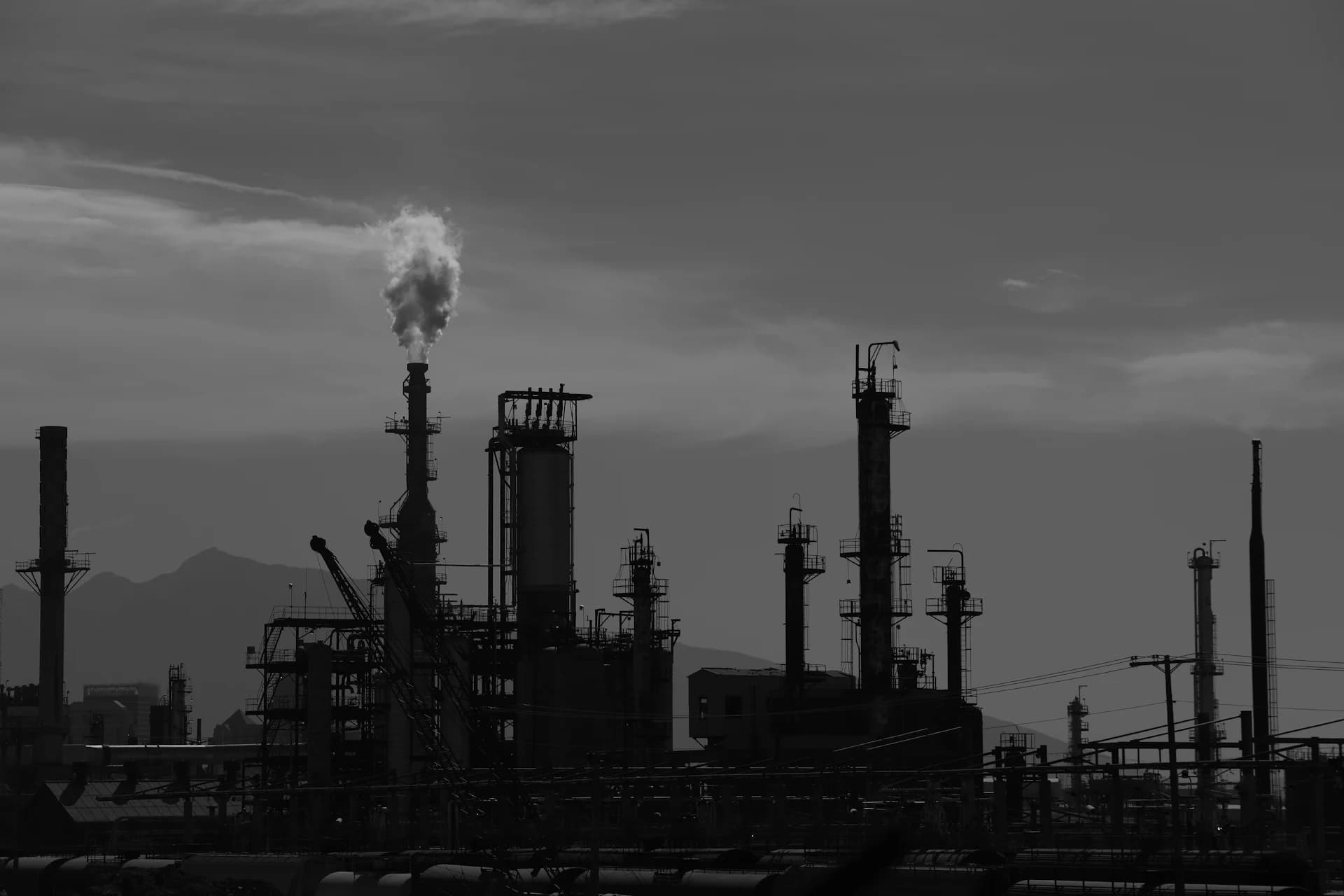 Operario en planta industrial con equipos de seguridad antiexplosión en Venezuela